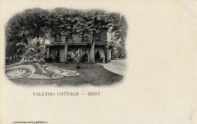 15958 Gezicht op de voorgevel van het huis Tally Ho Cottage met omringende tuin (Driebergseweg 20) te Zeist.N.B. Het ...